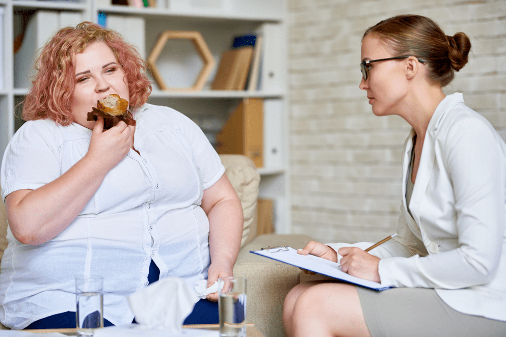 Ženska s prekomerno telesno težo na sestanku pri specialistu