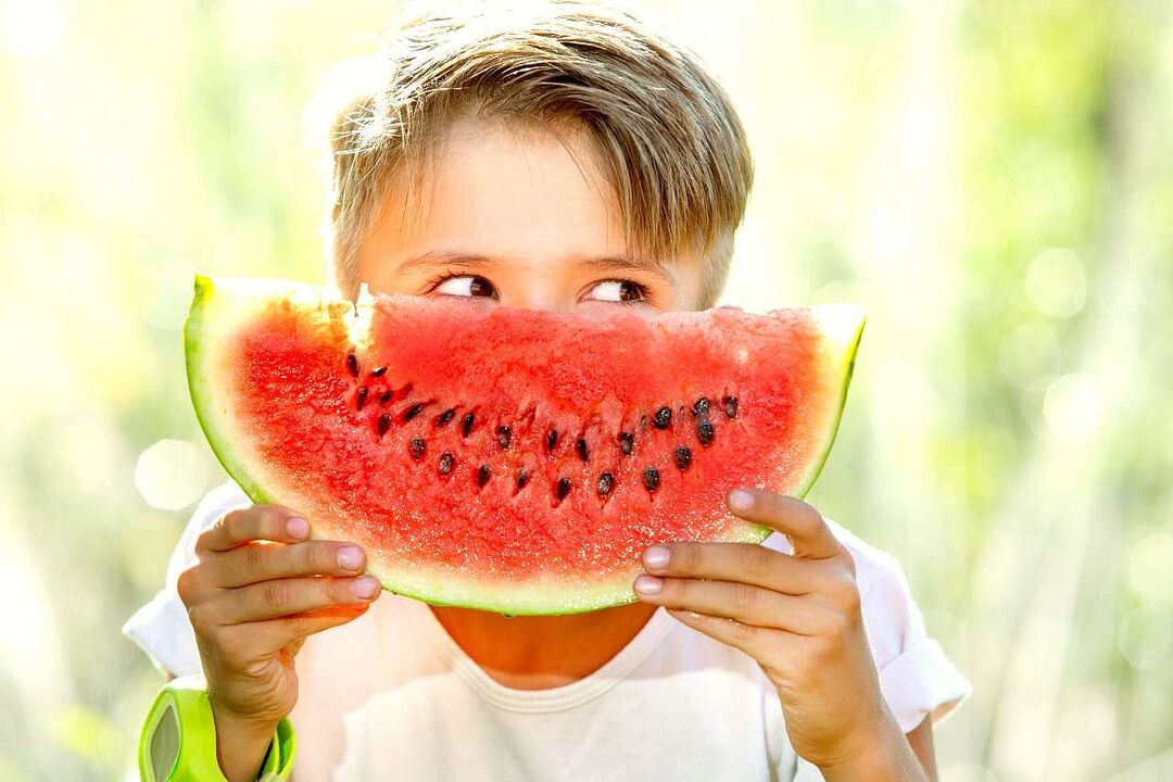otrok poje lubenico